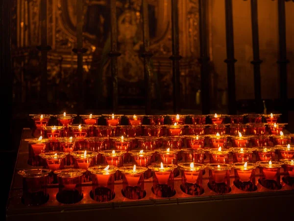 Close Velas Oração Votivas Acesas Uma Igreja Frente Uma Estátua — Fotografia de Stock