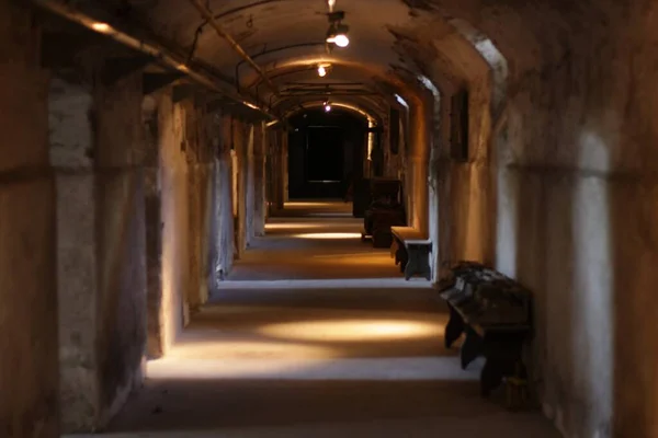 Gammal Och Gammal Läskig Underjordisk Tunnel Med Gamla Tända Lampor — Stockfoto