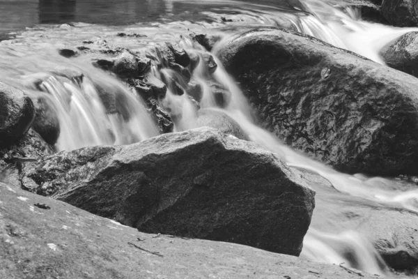 Šedivý Záběr Tekoucího Potoka Proti Obrovským Skalám — Stock fotografie