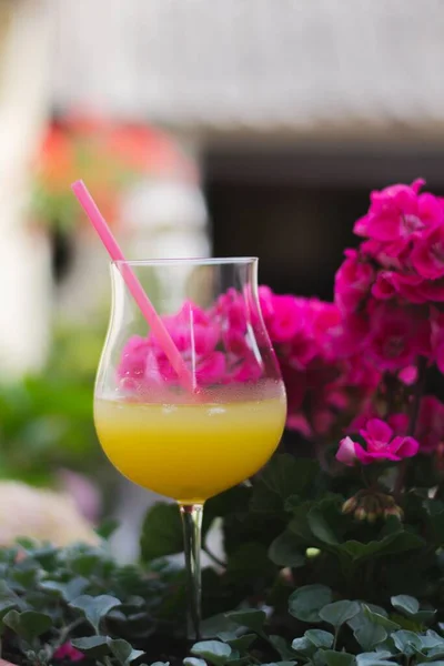 Bicchiere Delizioso Succo Arancia Con Una Paglia Plastica Rosa — Foto Stock