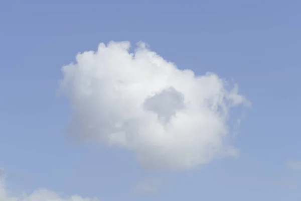 Die Weißen Kumuluswolken Blauen Himmel — Stockfoto