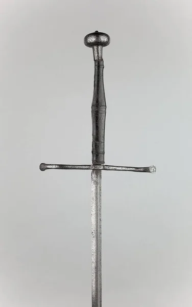 Вертикальний Постріл Середньовічного Меча Ізольований Сірому Фоні — стокове фото
