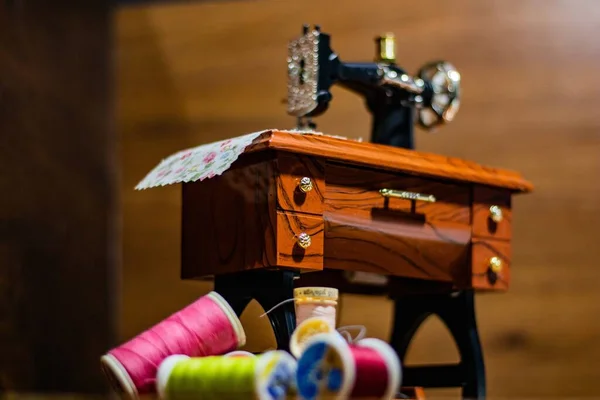 Uma Máquina Costura Brinquedo Pequena Mesa Madeira Com Diferentes Fios — Fotografia de Stock