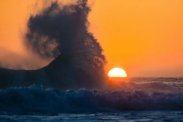 Захватывающий Вид Восковой Океан Оранжевым Небом Закате — стоковое фото