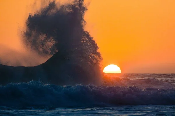 Una Vista Mozzafiato Oceano Ondulato Sotto Cielo Arancione Tramonto — Foto Stock