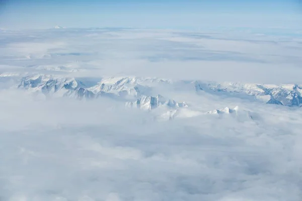 Захватывающий Дух Снимок Снежных Вершин Гор Покрытых Облаками — стоковое фото