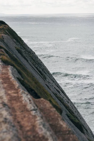 Tiro Vertical Penhasco Oceano Com Ondas Grandes — Fotografia de Stock