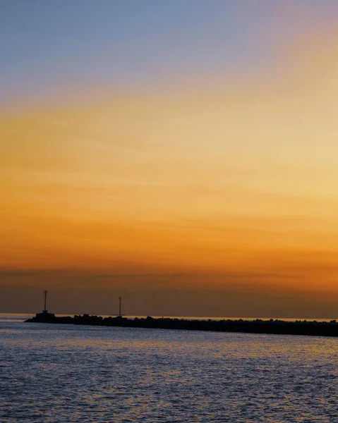 Hipnotyzująca Sceneria Pięknego Morskiego Krajobrazu Malowniczym Zachodzie Słońca — Zdjęcie stockowe