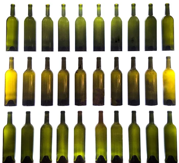 Ένα Κοντινό Πλάνο Άδεια Μπουκάλια Κρασιού Στη Σειρά Λευκό Φόντο — Φωτογραφία Αρχείου