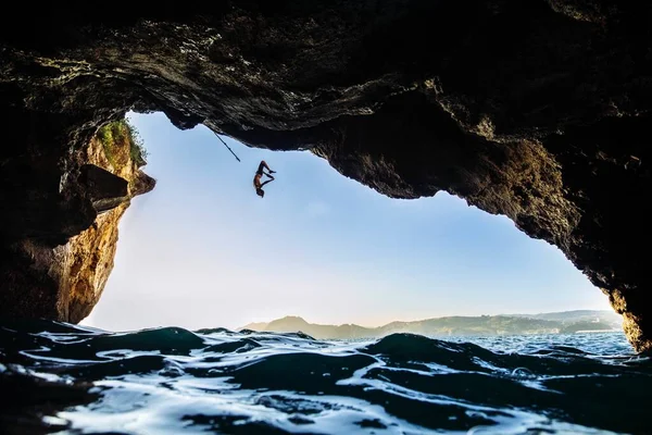 Person Hoppar Från Klippan Ner Havet Solig Dag — Stockfoto