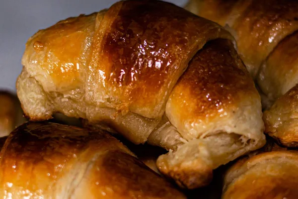 Egy Közeli Felvétel Finom Croissant Alatt Fény Tökéletes Kávézók Menük — Stock Fotó