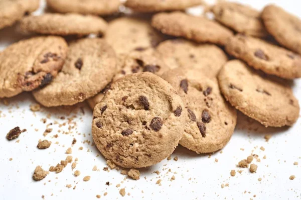 Närbild Choklad Chip Cookies Vit Yta Bra För Frukostrelaterade Bilder — Stockfoto