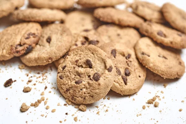 Een Close Van Chocolade Chip Koekjes Een Wit Oppervlak Goed — Stockfoto