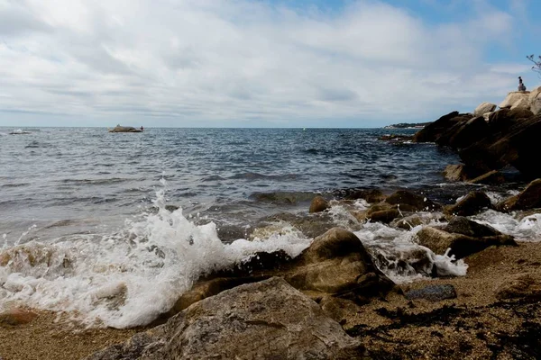 Šplouchnutí Mořské Vody Skalnatém Břehu Dne — Stock fotografie