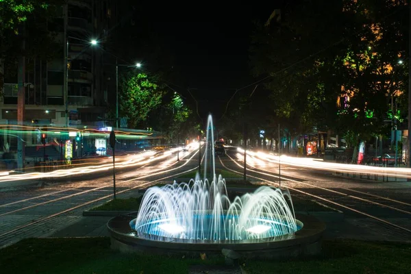 Una Fuente Rodeada Carreteras Luces Con Larga Exposición Noche Agradable — Foto de Stock