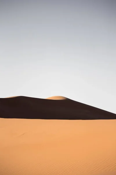 Eine Wunderschöne Landschaft Aus Sanddünen Einer Wüstengegend Einem Sonnigen Tag — Stockfoto