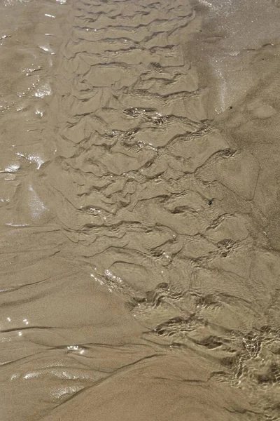 Vertikal Bild Sand Strand Tvättad Med Rent Vatten Den Ljusperfekta — Stockfoto