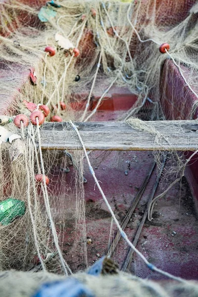 漁網で覆われた古い船の垂直ショット — ストック写真