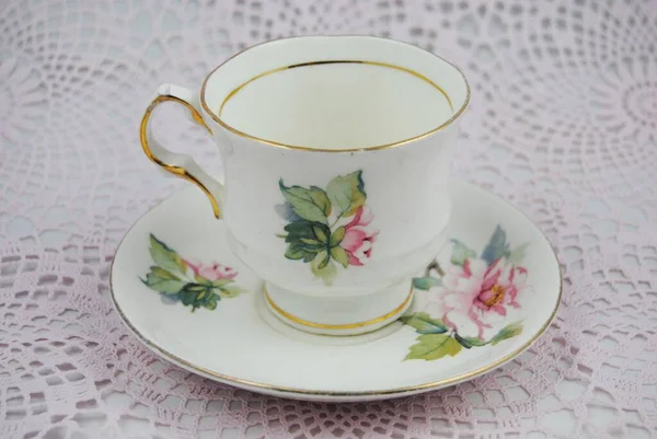 花の絵と白いセラミックコーヒーカップのクローズアップショット — ストック写真