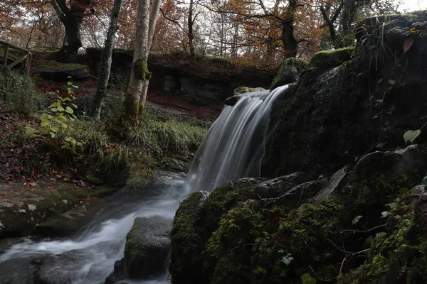 Una Hermosa Toma Una Cascada Arroyo Rocas Cubiertas Musgo Bosque — Foto de Stock