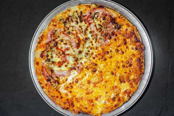 Lezzetli Bir Jambonlu Peynirli Pizzanın Manzarası — Stok fotoğraf