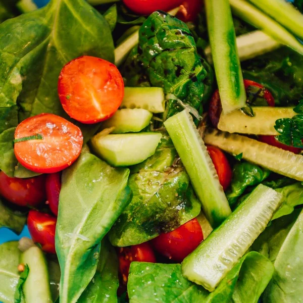 Een Overhead Shot Van Een Salade Samengesteld Uit Een Verscheidenheid — Stockfoto