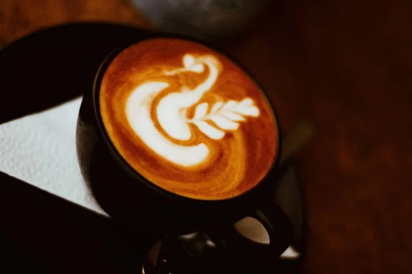 Une Mise Point Sélective Une Tasse Noire Cappuccino Sur Table — Photo