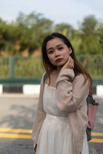 Beyaz Elbiseli Asyalı Bir Kadının Dikey Görüntüsü — Stok fotoğraf