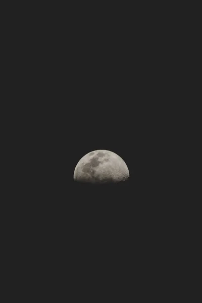 Tiro Vertical Uma Meia Lua Com Céu Escuro Fundo — Fotografia de Stock