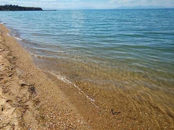 Szerokie Ujęcie Plaży Błękitną Wodą Letnim Niebem Rejonie Salonik Grecji — Zdjęcie stockowe
