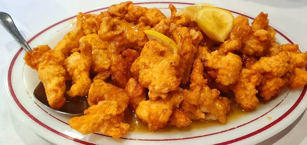 Панорамный Снимок Вкусного Блюда Курицей Лимоном Белой Тарелке — стоковое фото