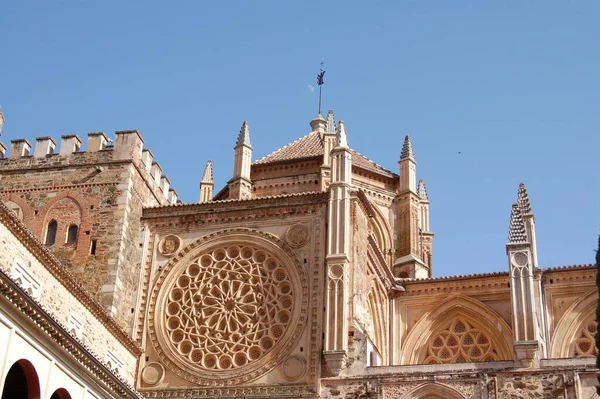 スペインのグアダルーペで捕らえられたサンタ グアダルーペの息をのむような王室の修道院 — ストック写真