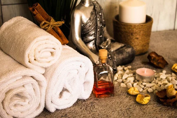 Esencial Del Spa Para Aromaterapia Cerca Estatua Plata Buda —  Fotos de Stock