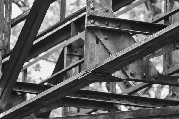 Een Close Van Oude Ijzeren Stokjes Onder Een Spoorbrug — Stockfoto