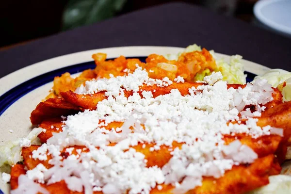 Prato Tradicional Mexicano Enchiladas Com Batatas Queijo Cebolas Creme Alface — Fotografia de Stock