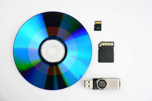 Bir Disk Bir Flaş Beyaz Arkaplanda Izole Edilmiş Iki Çip — Stok fotoğraf