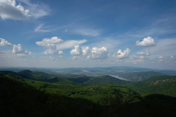 Вид Зелені Пагорби Під Хмарним Небом — стокове фото