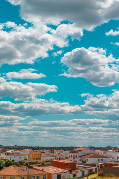 Plano Vertical Los Edificios Ciudad Bajo Cielo Lleno Nubes —  Fotos de Stock