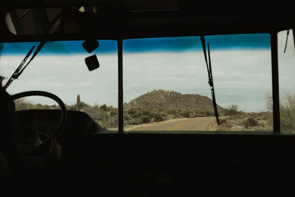 Tiro Panorâmico Uma Estrada Deserto Dentro Ônibus Durante Dia — Fotografia de Stock