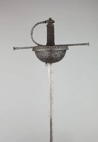 Μια Κάθετη Λήψη Του Σπαθιού Ενός Μεσαιωνικού Ιππότη Γκρι Φόντο — Φωτογραφία Αρχείου