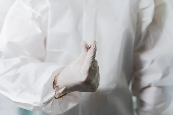 Медицинский Работник Защитном Костюме Перчатках Заставляющий Корейскую Руку Подписать Время — стоковое фото