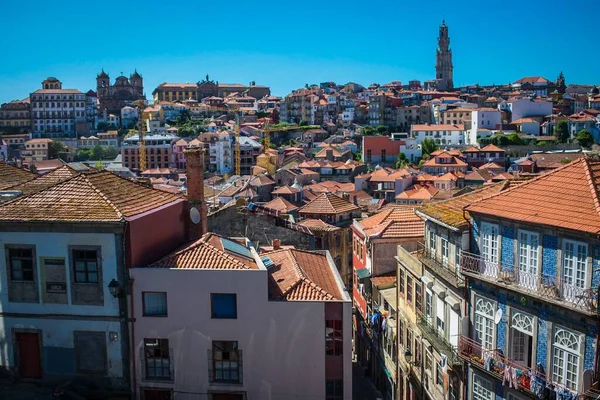 ポルトガルの太陽の下で木々や建物に囲まれたポルトの街並み — ストック写真