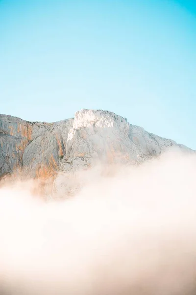 Eine Vertikale Aufnahme Von Einem Gipfel Einer Klippe Umgeben Von — Stockfoto