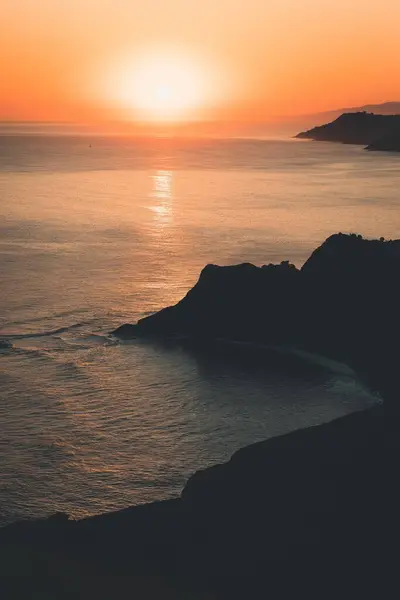 Vertical Shot Cliffs Peaceful Sea Beautiful View Sunset Background — Stock Photo, Image