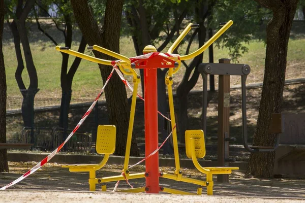 Equipo Ejercicio Naranja Amarillo Parque Rodeado Otros Atados Cinta — Foto de Stock