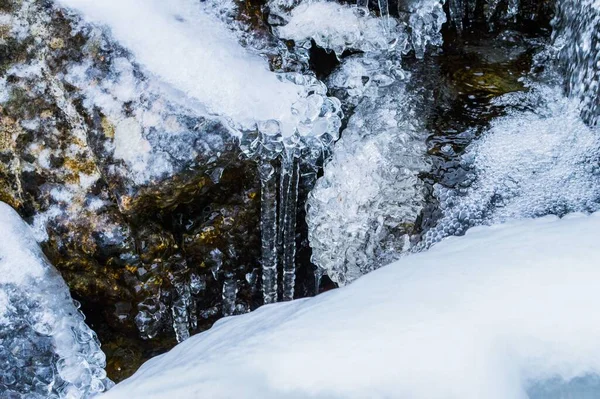 Zbliżenie Ujęcia Płynącej Wody Zamarzniętą Skałą Podczas Zimy — Zdjęcie stockowe