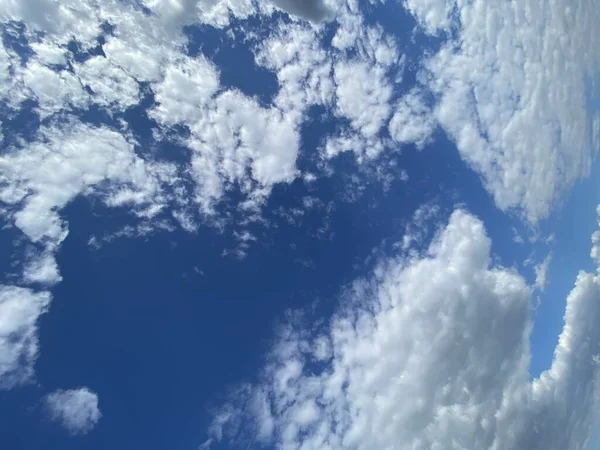 Een Lage Hoek Van Pluizige Wolken Een Frisse Zonnige Dag — Stockfoto