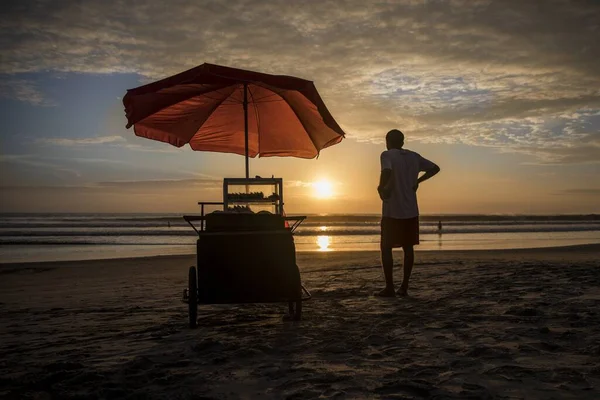 Silhouettes Man Food Truck Sandy Beach Sunset — Stock Photo, Image