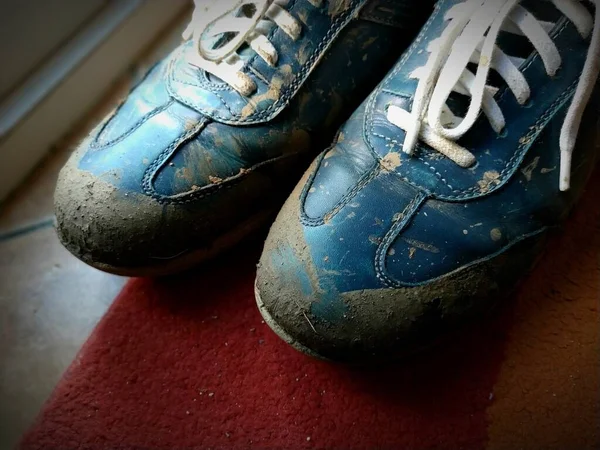 Primer Plano Zapatos Bolos Sucios Colocados Dentro Alfombra Roja — Foto de Stock