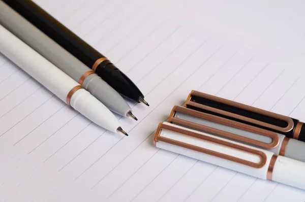 Красочные Ручки Листе Блокнота — стоковое фото
